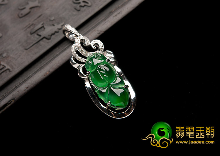 冰种阳绿缅甸翡翠A货镶白金胸坠（真钻）