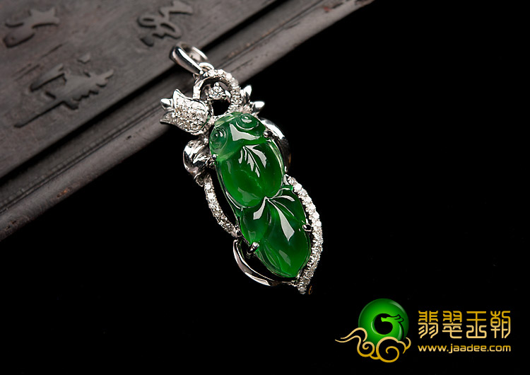 冰种阳绿缅甸翡翠A货镶白金胸坠（真钻）