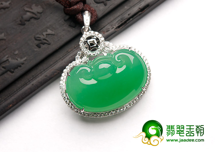 冰种正阳绿缅甸翡翠A货镶白金如意胸坠（真钻）
