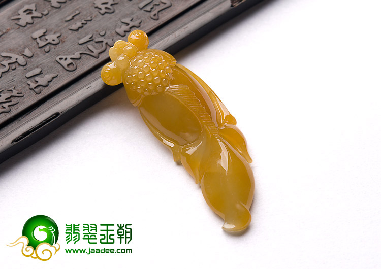 糯冰种黄翡缅甸翡翠A货年年有余挂件