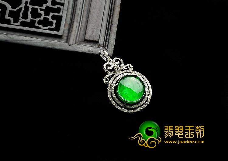 玻璃种阳绿缅甸翡翠A货镶白金胸坠（真钻）