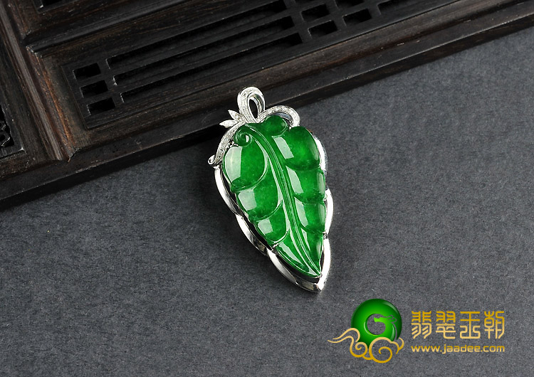 冰玻种阳绿缅甸翡翠A货镶白金金枝玉叶胸坠（真钻）