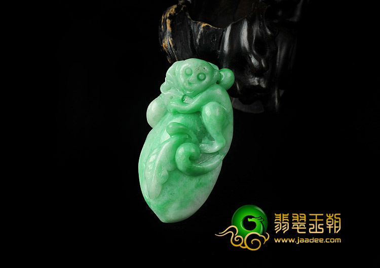 细糯种翠色缅甸翡翠A货灵猴献寿挂件