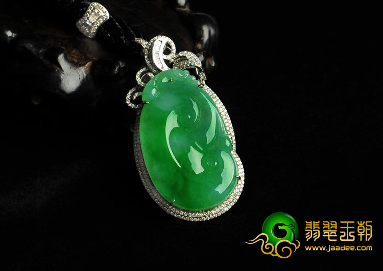 冰种阳绿缅甸翡翠A货镶白金如意胸坠（真钻）