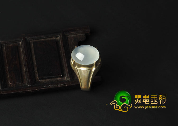 冰玻种淡晴水缅甸翡翠A货戒面