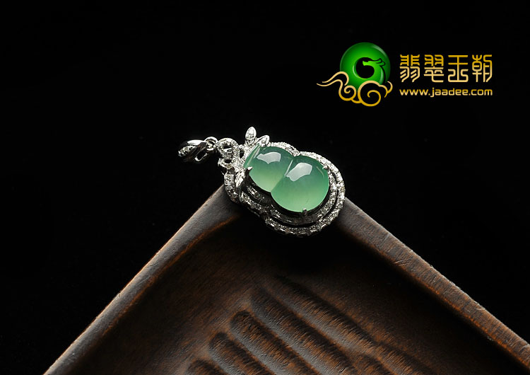 冰种淡绿色缅甸翡翠A货镶玫瑰金葫芦胸坠（真钻）