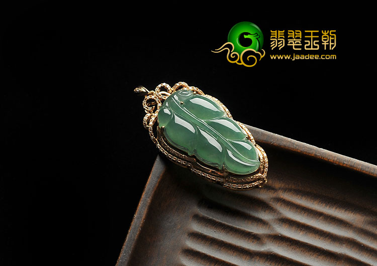 冰种淡绿色缅甸翡翠A货镶玫瑰金叶子胸坠（真钻）