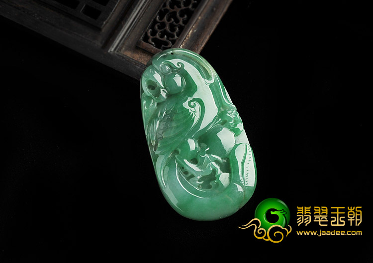 冰种翠色缅甸翡翠A货鹦鹉挂件