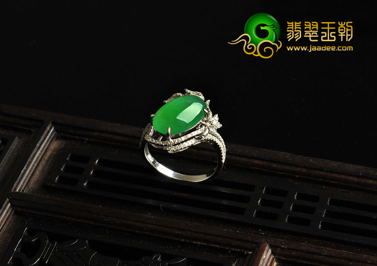 冰种阳绿缅甸翡翠A货镶白金戒指(真钻)