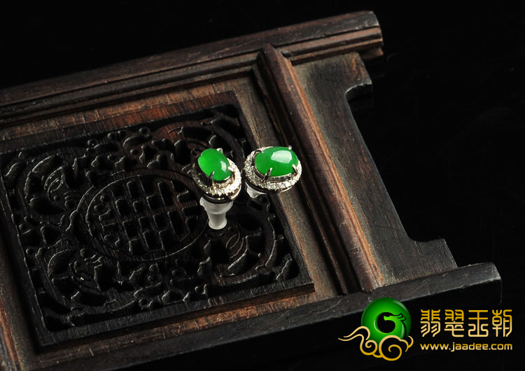 冰种阳绿缅甸翡翠A货镶白金耳钉（真钻）