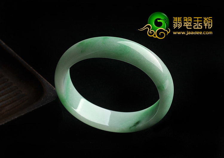 糯冰种淡春带彩缅甸翡翠A货贵妃镯（54.5-48.5mm）
