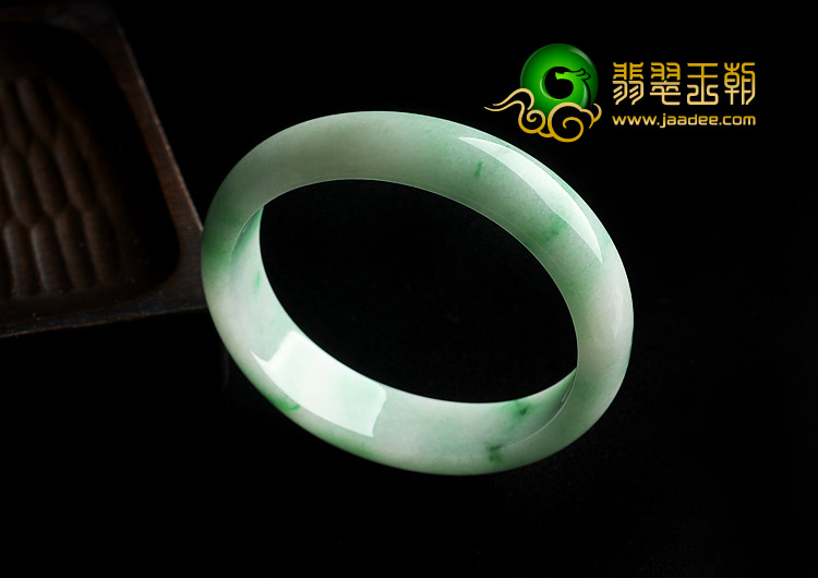 糯冰种淡春带彩缅甸翡翠A货贵妃镯（54.3-48.5mm）