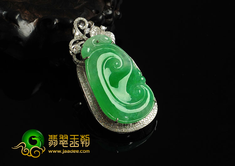 冰种阳绿缅甸翡翠A货镶白金如意胸坠（真钻）