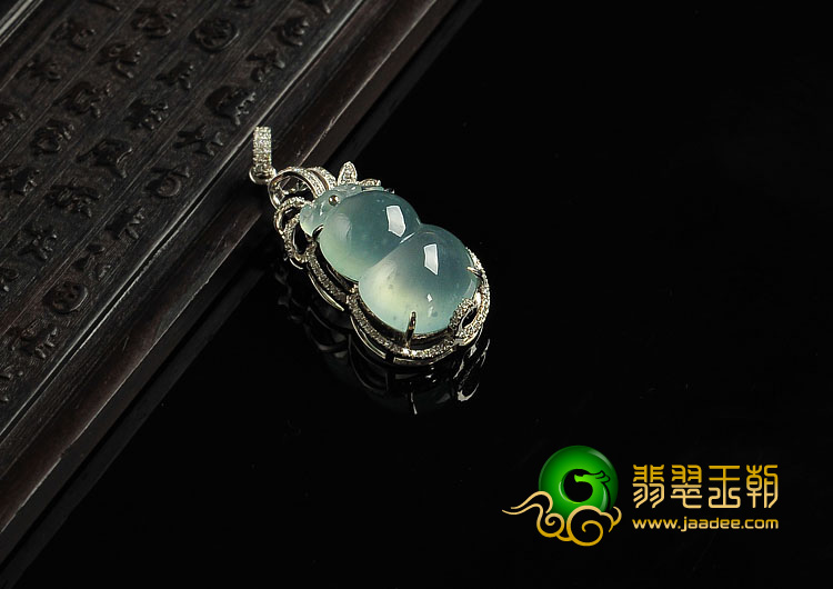 冰玻种晴水缅甸翡翠A货镶白金葫芦胸坠（真钻）