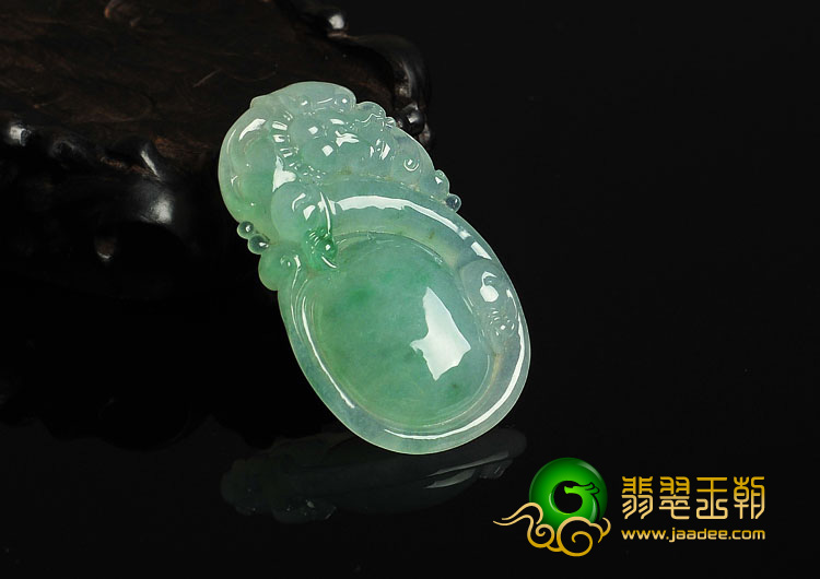 冰种飘翠缅甸翡翠A货龙抱珠挂件
