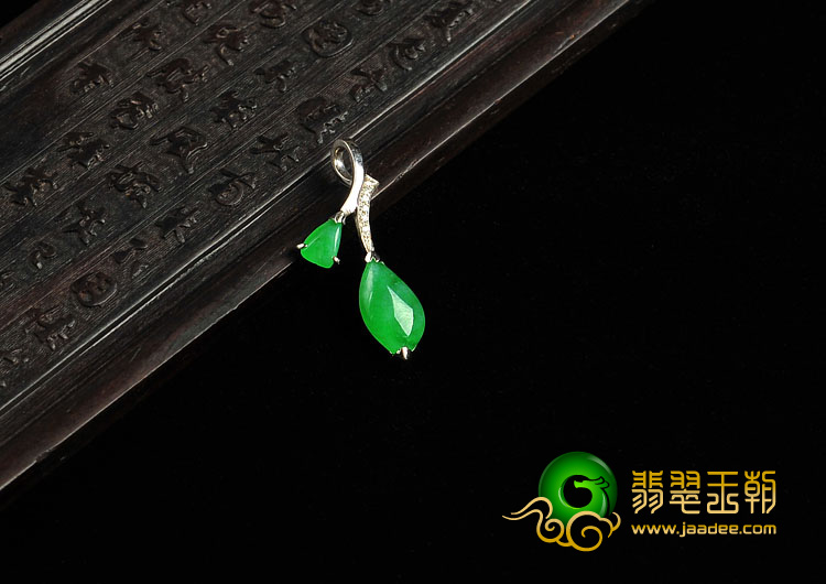 冰种阳绿满绿缅甸翡翠A货镶白金胸坠（真钻）