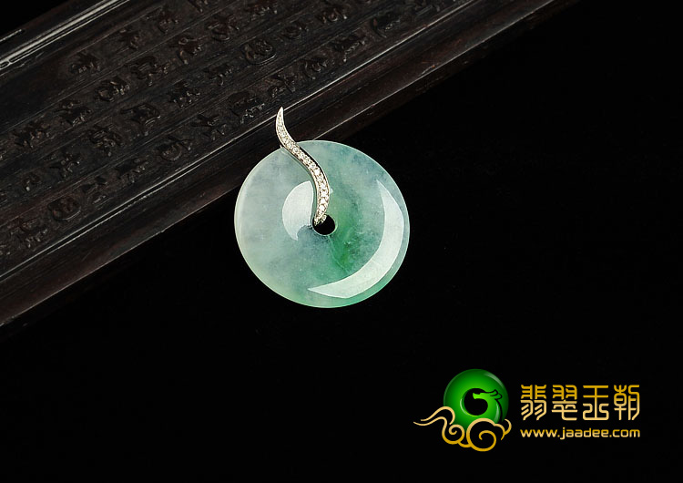 冰种翠色缅甸翡翠A货镶白金平安扣胸坠（真钻）