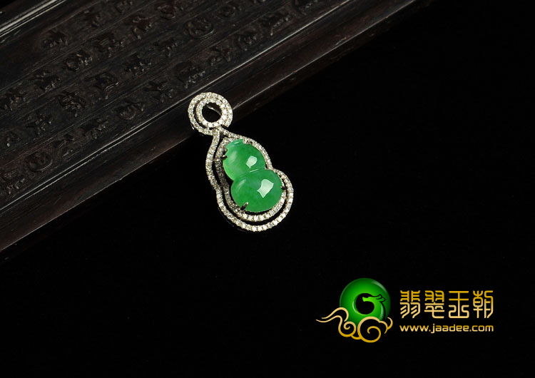 冰种苹果绿缅甸翡翠A货镶白金葫芦胸坠(真钻）