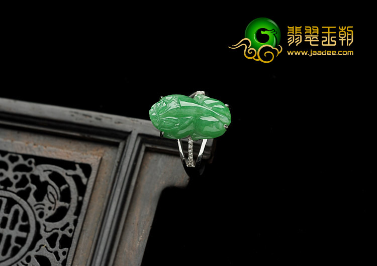 糯冰种翠色缅甸翡翠A货镶白金貔貅戒指（真钻）
