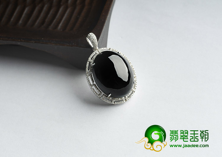 冰种墨翠缅甸翡翠A货镶白金椭圆胸坠（真钻）
