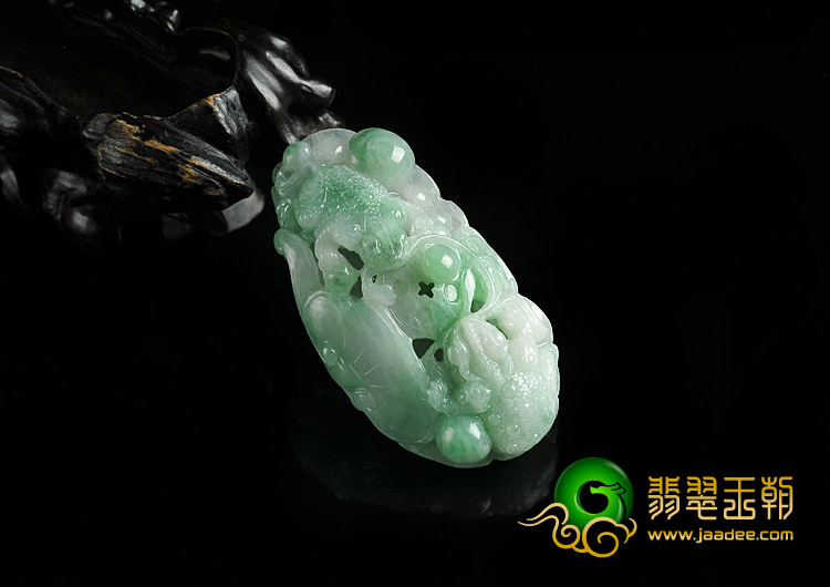 糯冰种飘翠缅甸翡翠A货金蟾送宝挂件