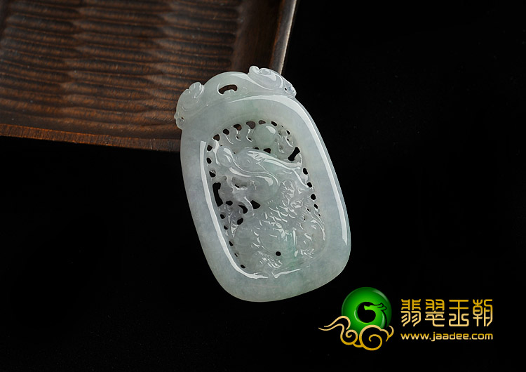 冰种略飘花缅甸翡翠A货龙牌挂件