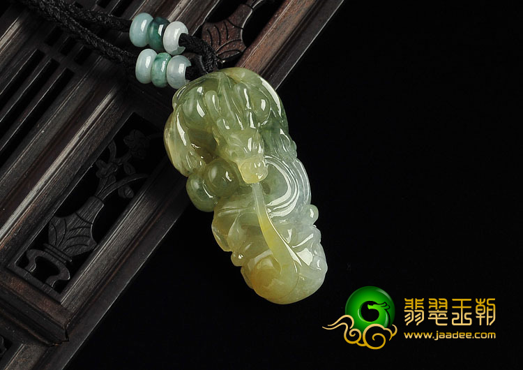 冰种淡黄翡飘花缅甸翡翠A货飞龙挂件