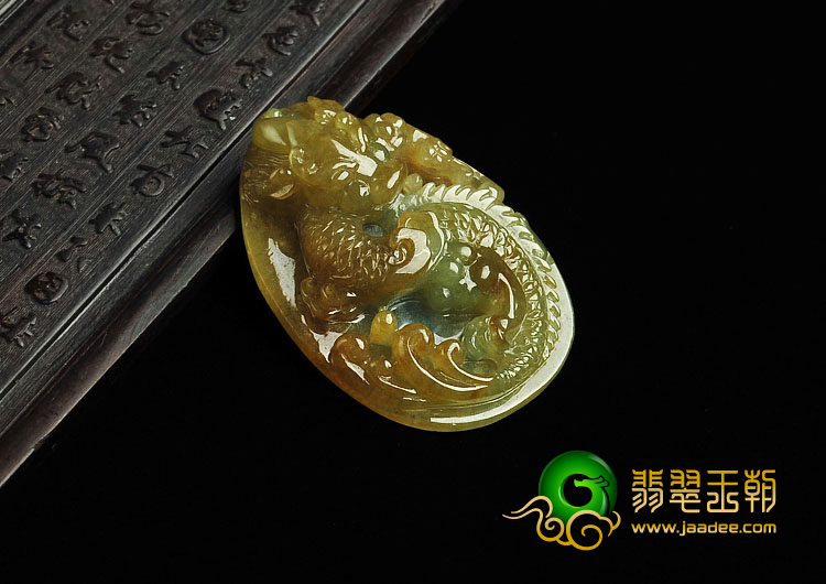 冰种褐黄翡缅甸翡翠A货龙牌挂件