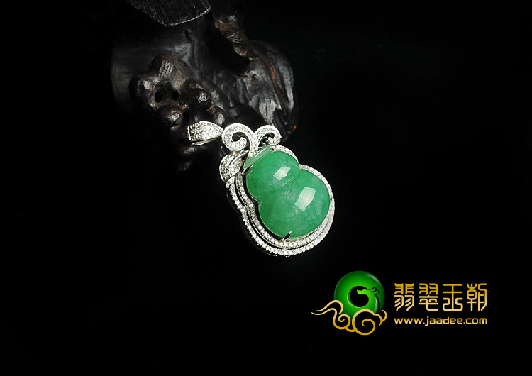 糯冰种阳绿缅甸翡翠A货满绿镶白金葫芦胸坠