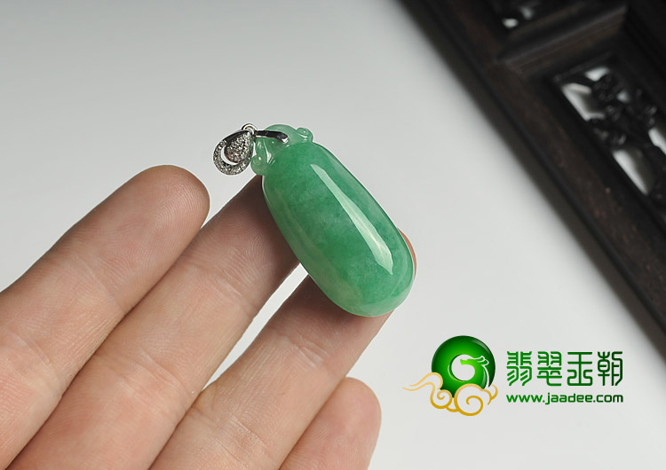 糯冰种阳绿缅甸翡翠A货镶金扣满绿福瓜胸坠