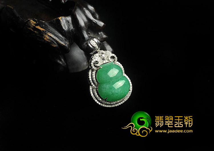 糯冰种阳绿缅甸翡翠A货满绿镶白金葫芦胸坠
