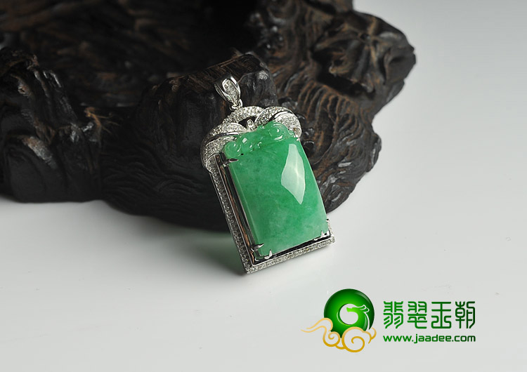 糯冰种阳绿缅甸翡翠A货满绿镶白金平安牌胸坠
