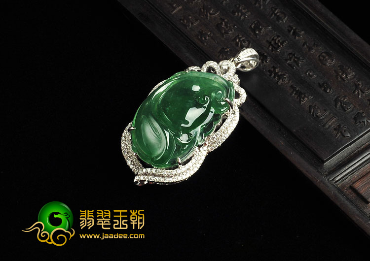 冰种翠色缅甸翡翠A货镶白金如意胸坠（真钻）