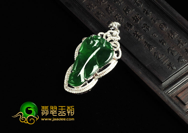 冰种菠菜绿缅甸翡翠A货镶白金金枝玉叶胸坠（真钻）