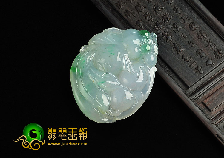 冰种淡春带彩缅甸翡翠A货年年有余挂件