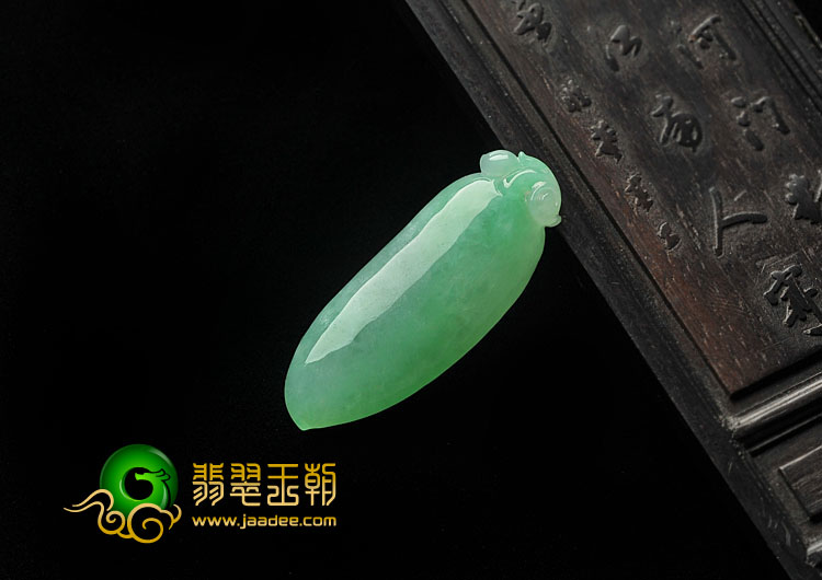 冰种翠色缅甸翡翠A货福瓜挂件
