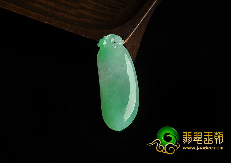 冰种翠色缅甸翡翠A货福瓜挂件