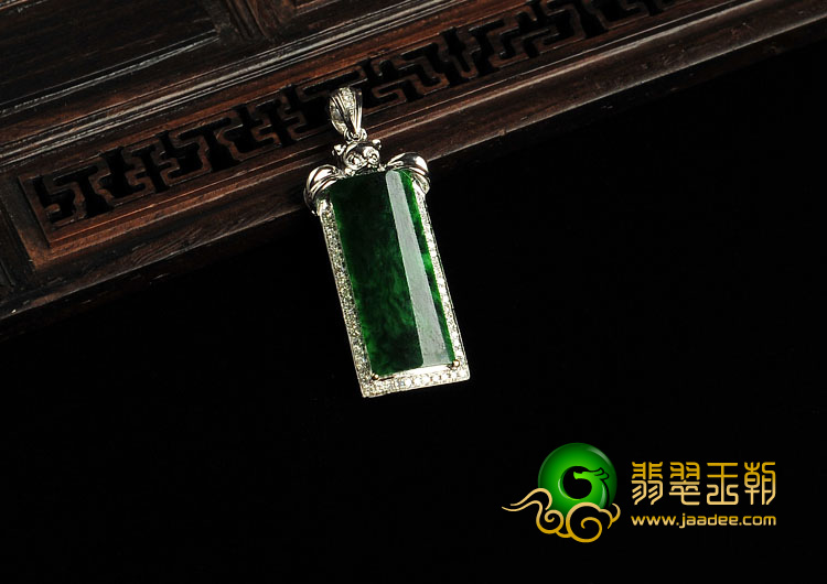 冰种廯加绿缅甸翡翠A货镶白金平安牌胸坠（真钻）