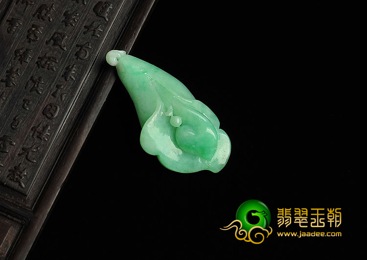 糯冰种翠色缅甸翡翠A货玉兰花挂件