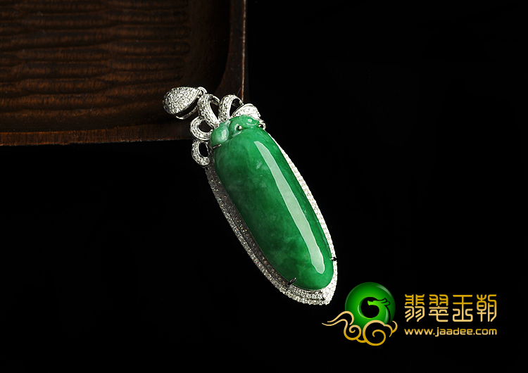 糯冰种阳绿缅甸翡翠A货镶白金满绿福瓜胸坠（真钻）