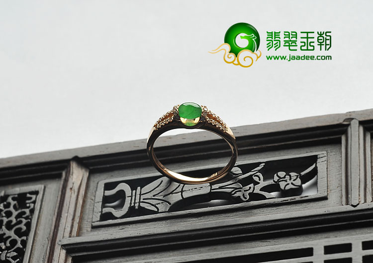 冰种阳绿缅甸翡翠A货镶玫瑰金戒指（真钻）