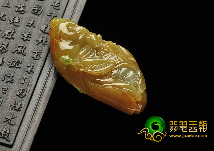 糯冰种黄翡缅甸翡翠A货鹦鹉挂件