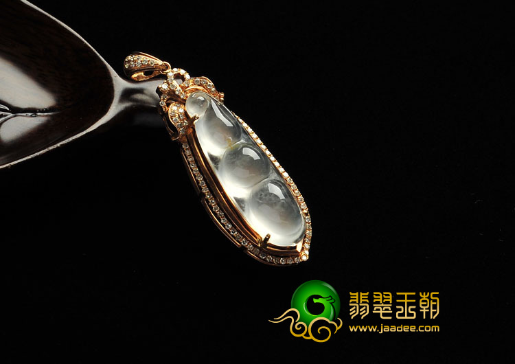 冰玻种缅甸翡翠A货镶玫瑰金四季豆胸坠（真钻）