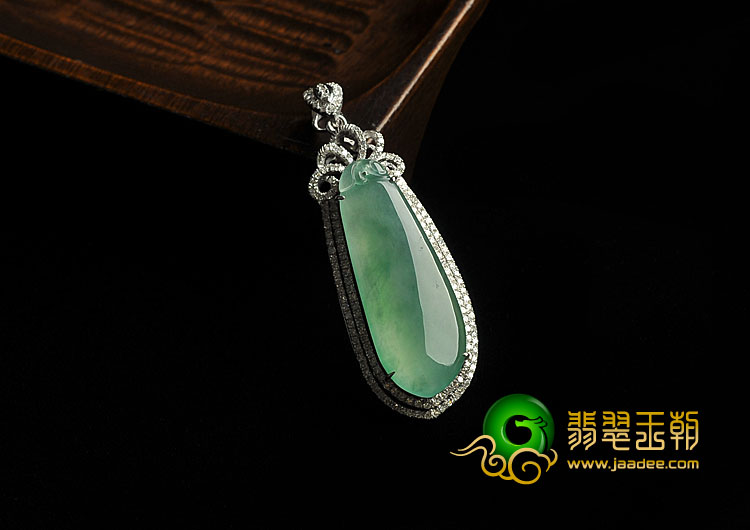 冰玻种绿晴水缅甸翡翠A货镶白金福瓜胸坠（真钻）