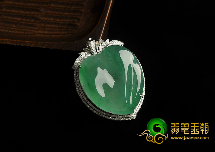 冰种翠色缅甸翡翠A货镶白金寿桃胸坠（真钻）