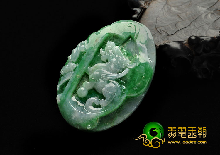 糯冰种翠色缅甸翡翠A货飞龙在天挂件