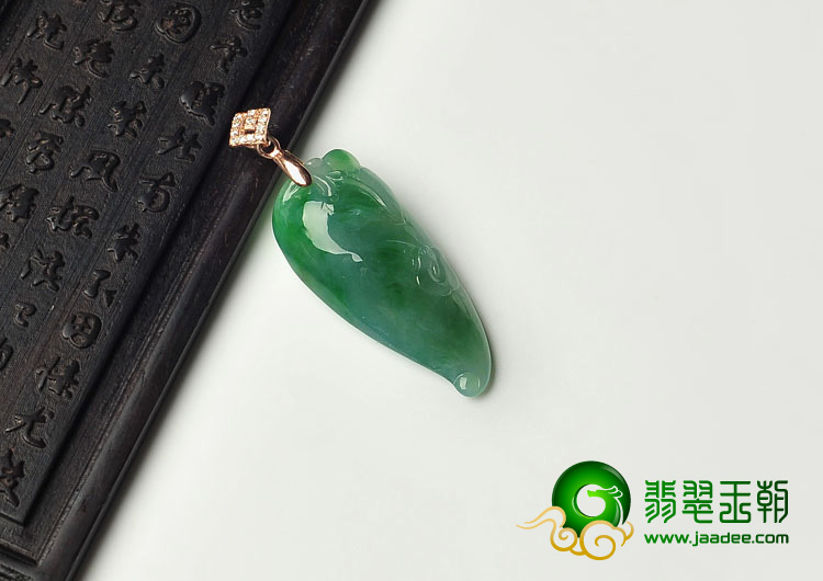 冰种翠色缅甸翡翠A货福瓜挂件