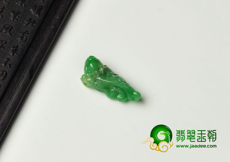糯冰种翠色缅甸翡翠A货貔貅戒面（未镶嵌）