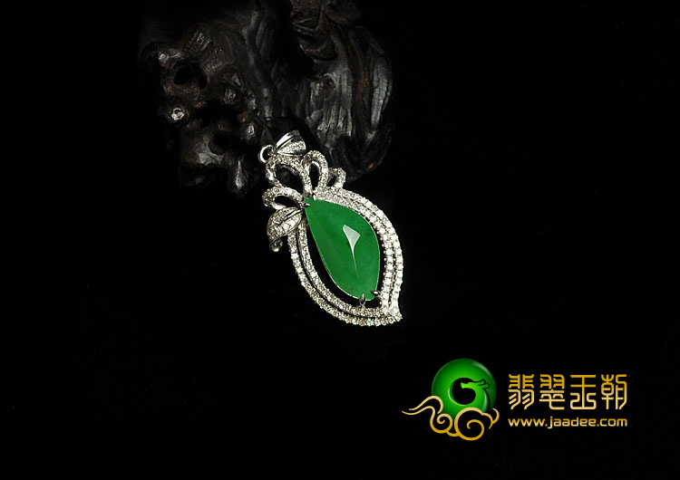 冰种阳绿缅甸翡翠A货镶白金胸坠（真钻）