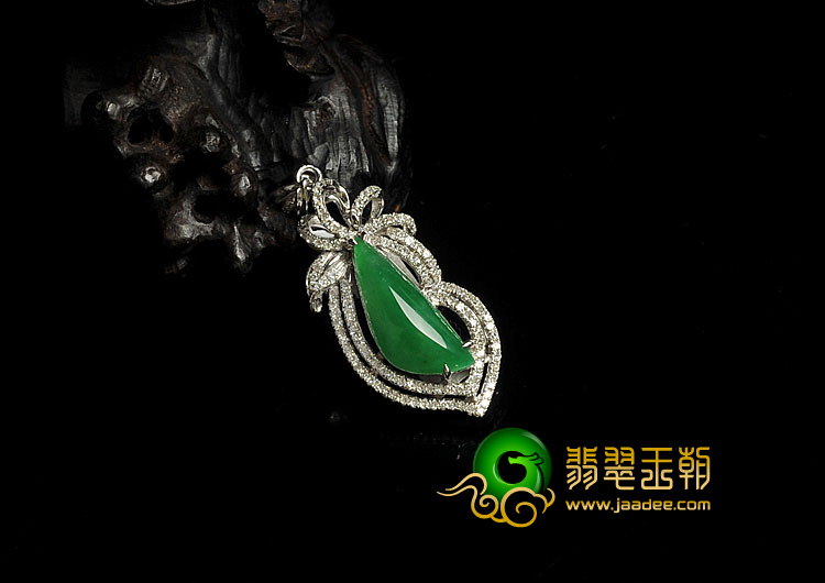 冰种阳绿缅甸翡翠A货镶白金胸坠（真钻）